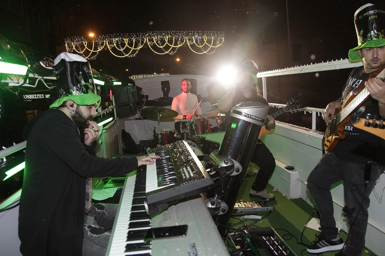 OURENSE.  Un DJ , durante la cabalgata que optó por momentos por el rock and roll. // Miguel Ángel