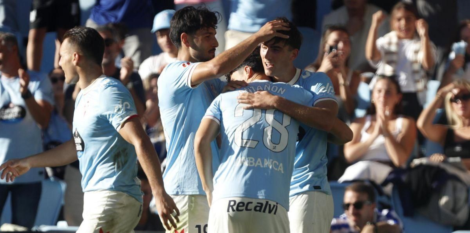 Javi Rodríguez recibe la felicitación de sus compañeros tras anotar el segundo gol celeste de la tarde de ayer.