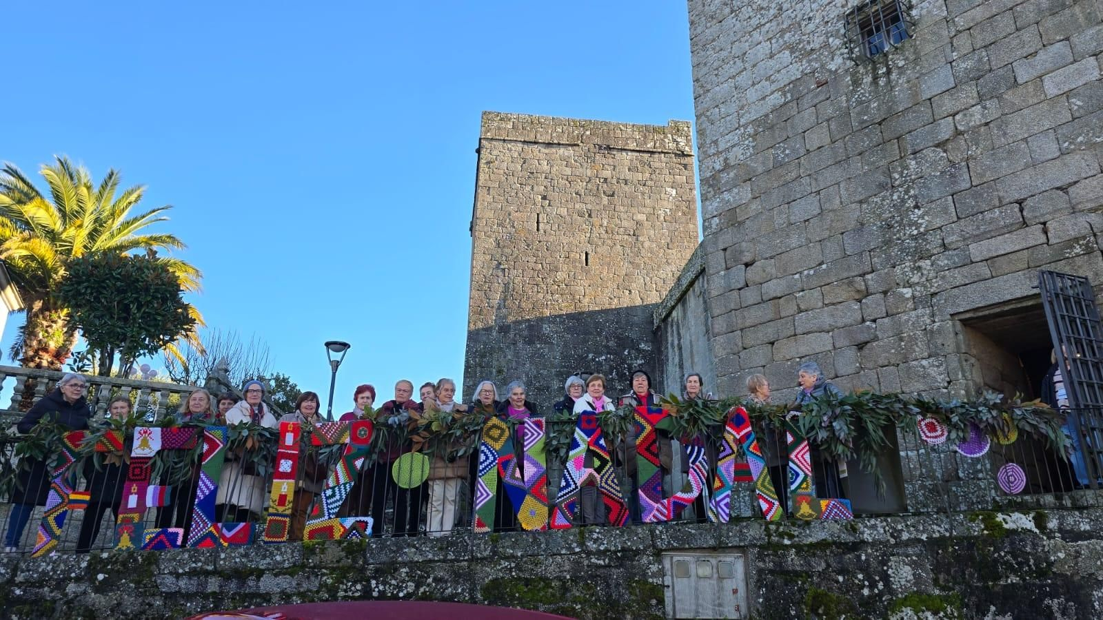 Galería | Castro Caldelas teje la Navidad punto a punto