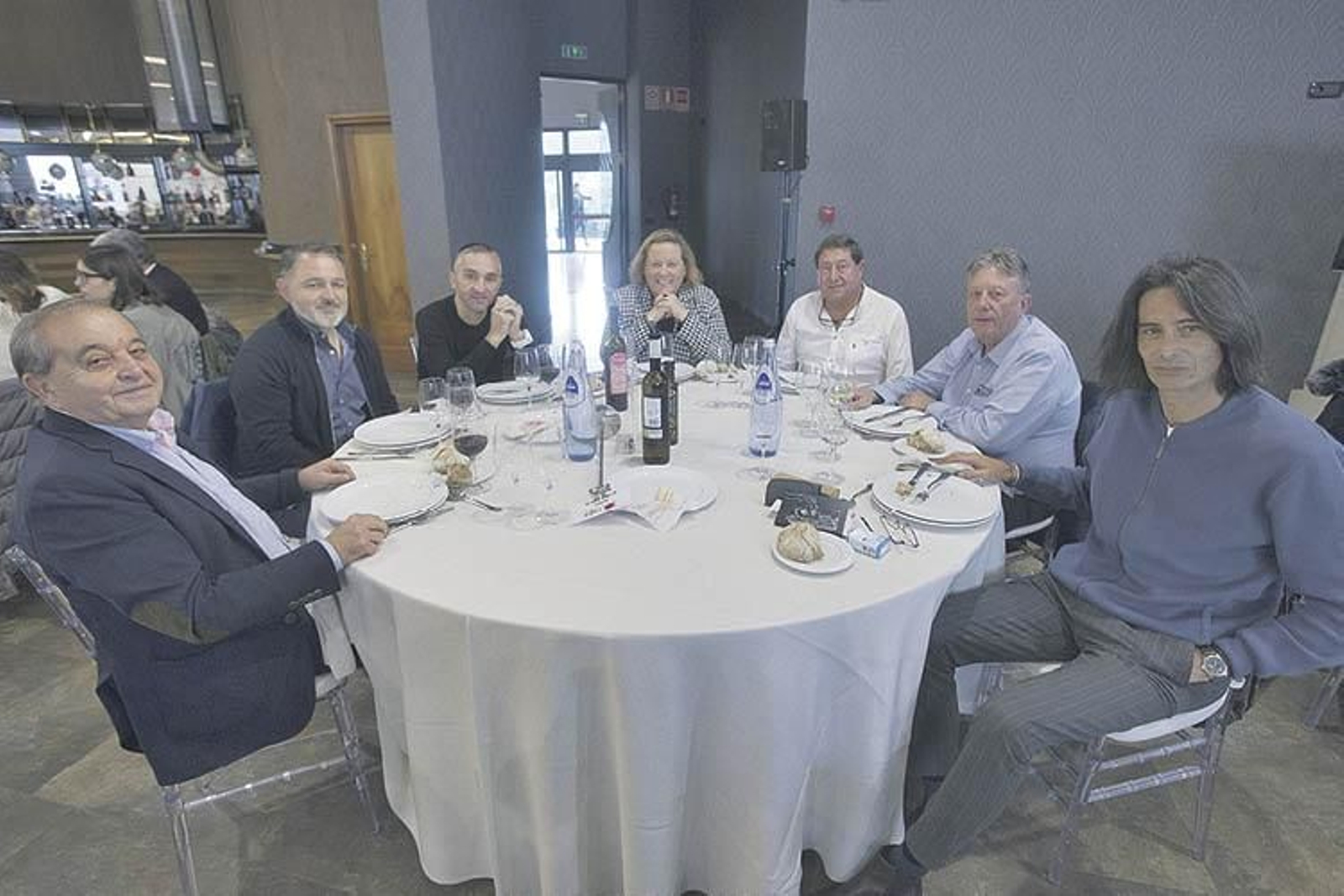 Francisco Rodríguez, alcalde de Chandrexa de Queixa; Diego Novelle, presidente del Club Grupo Cuevas Nogueira Trail; Manuel Domínguez, del grupo Cuevas; Marina Rodríguez, teniente de alcalde del Concello de Vilamarín; Jose Ramón Rodríguez, del departamento de publicidad de La Región; José Manuel Rodríguez Lamas, exalcalde de Cenlle, y Xabier R. Blanco, periodista de La Región.