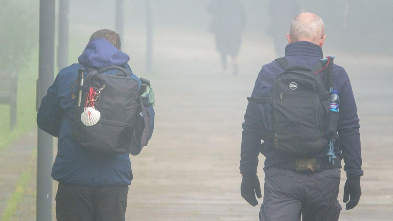 Una pareja de peregrinos, a su paso por Vigo.