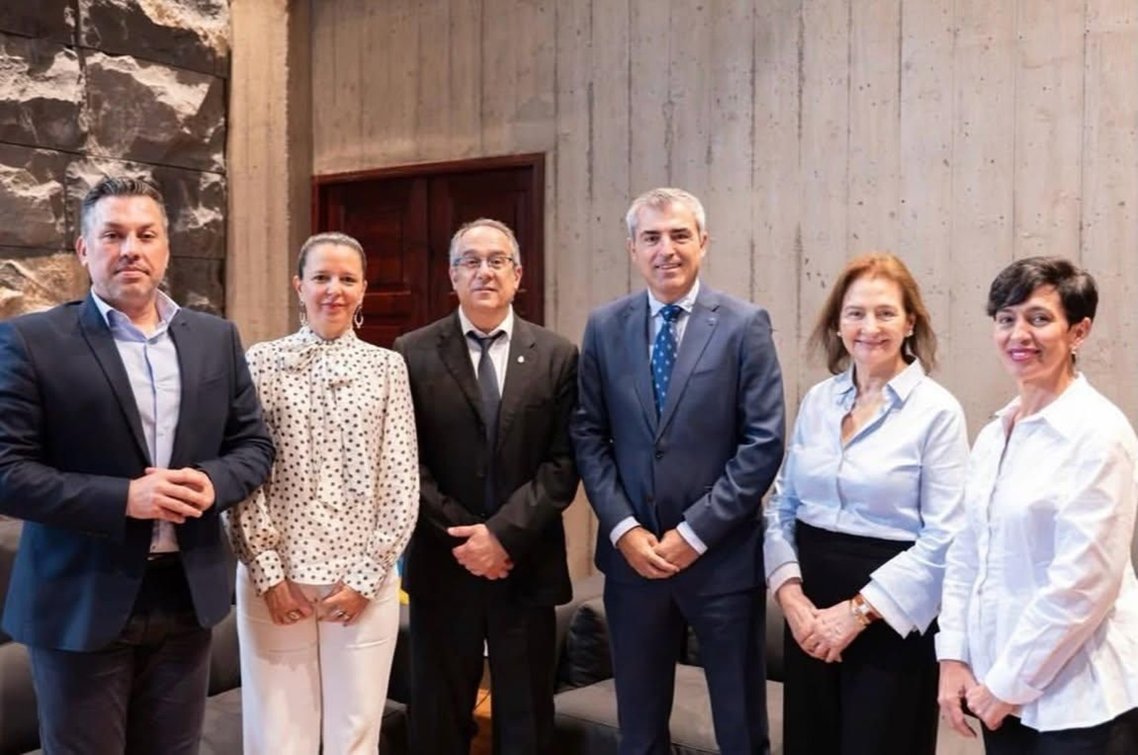 En la imagen el Ministro de Educación de Uruguay junto al Vicepresidente del Gobierno de Canarias  y director general de Emigracion (primero por la izquierda)