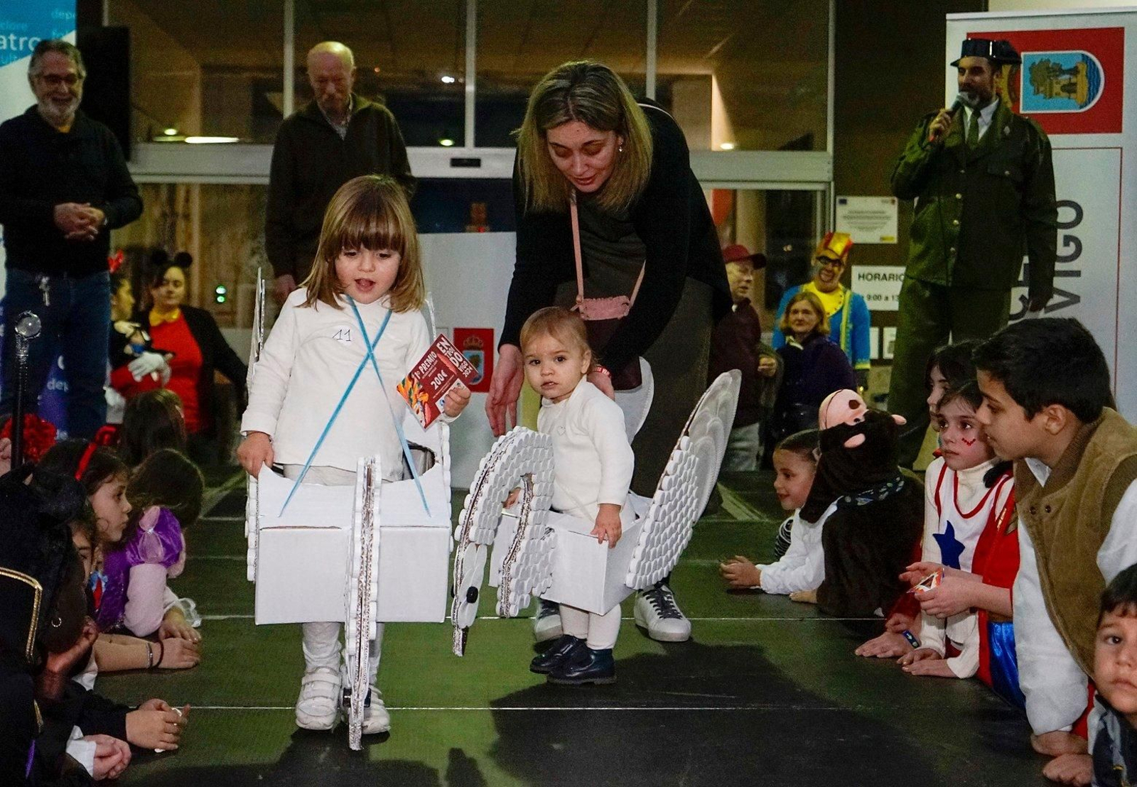 Los pequeños Cisnes cautivaron al jurado y fueron elegidos ganadores del concurso de disfraces en grupo infantil.