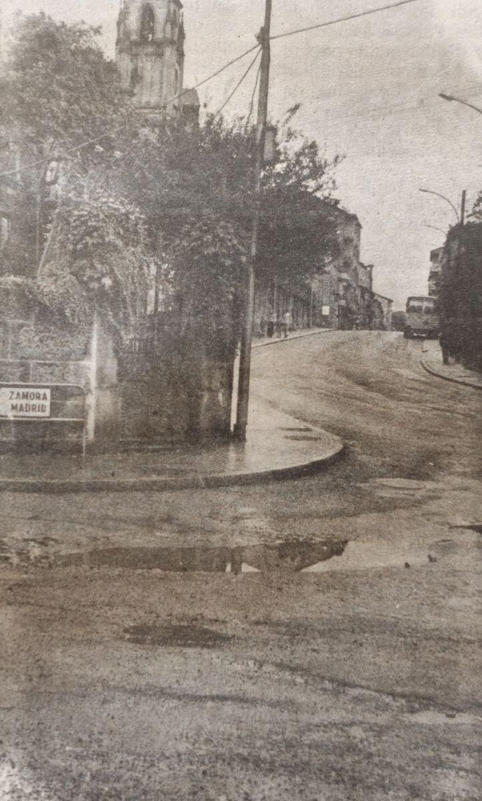 Una enorme “laguna” en el cruce de Ervedelo con la avenida de Portugal.
