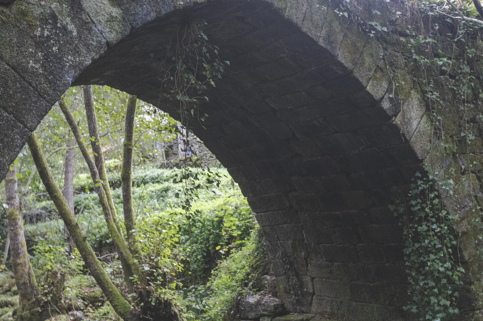 Galería | A Teixeira cierra al paso el puente medieval de Lumeares por riesgo de derrumbe