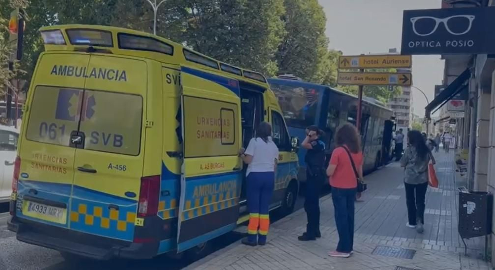 Autobús y ambulancia trasladada a la calle Progreso, lugar del accidente.