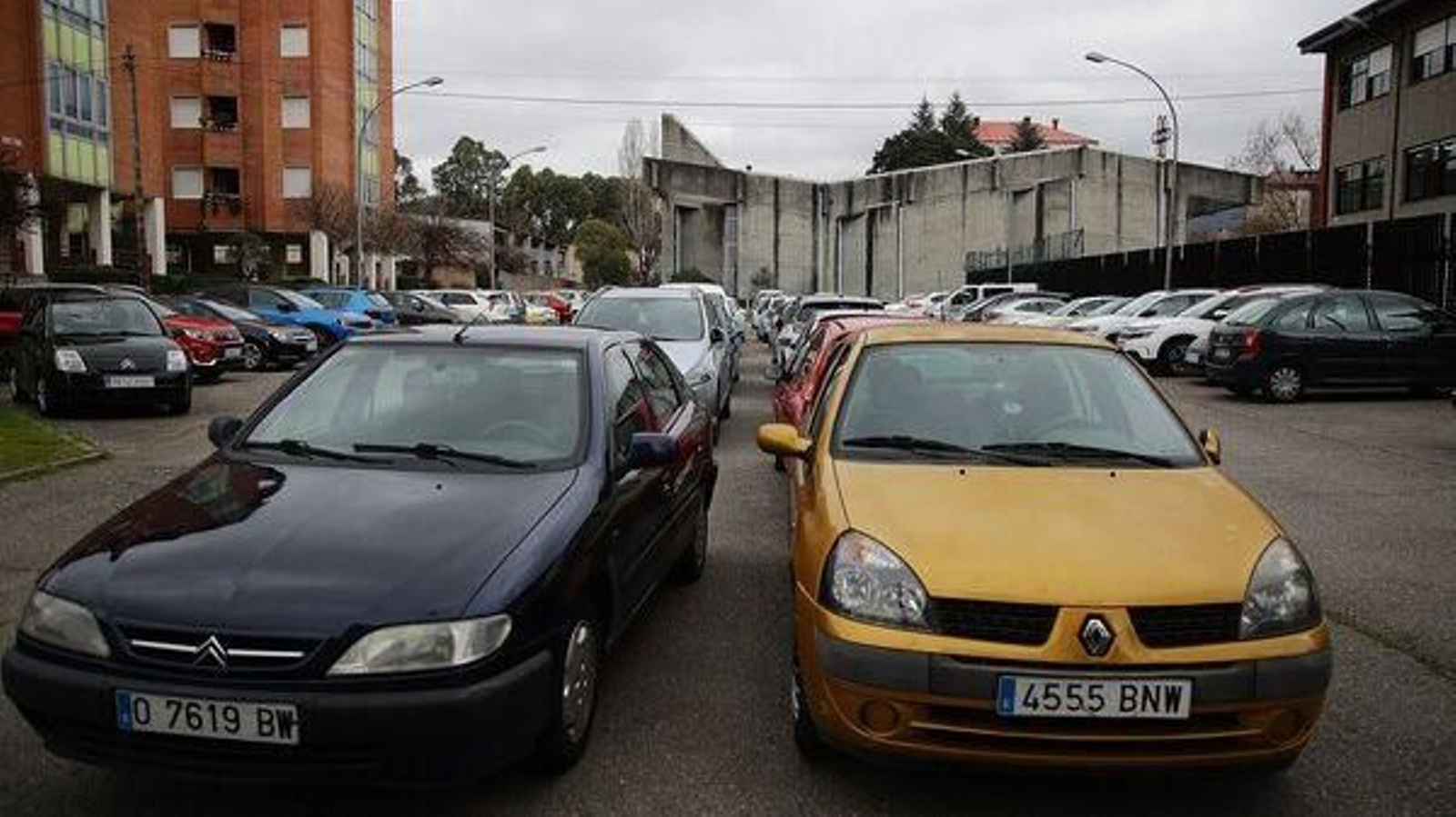 Vehículos mal estacionados en las calles de Ourense.