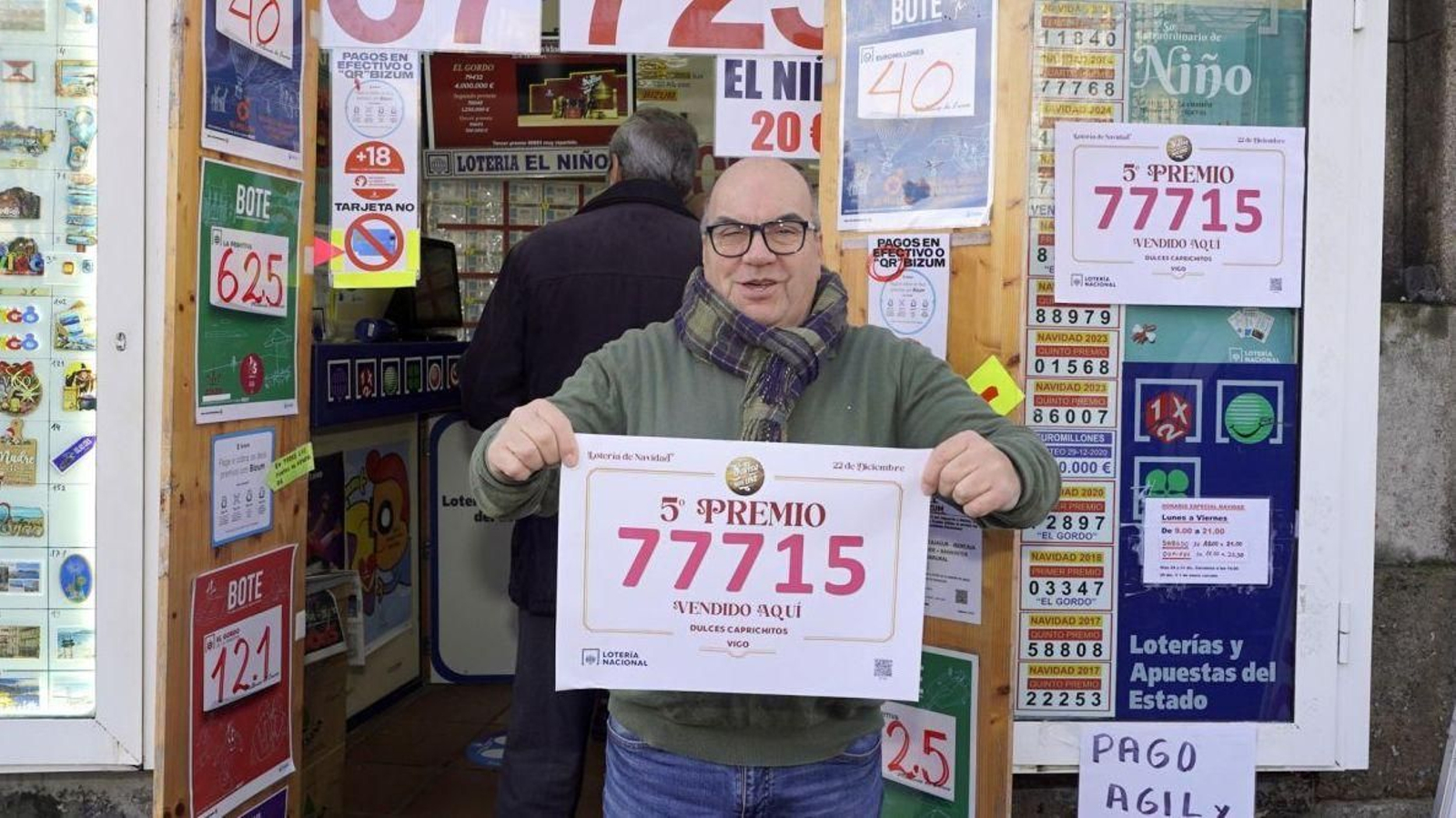 Juan Fernández, con el cartel del décimo premiado.