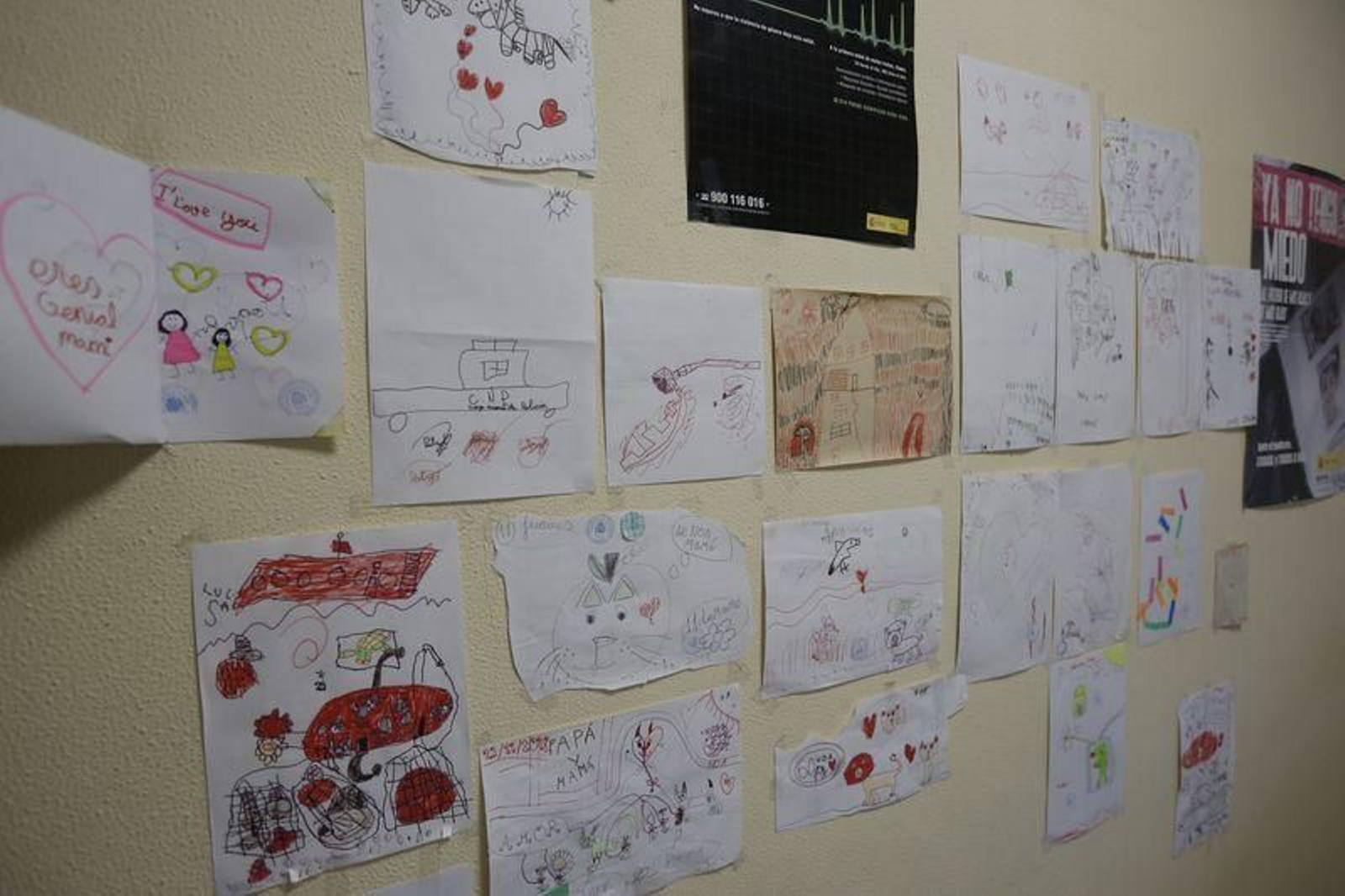 Los dibujos de los niños que pasan por la UFAM (XESÚS FARIÑAS).
