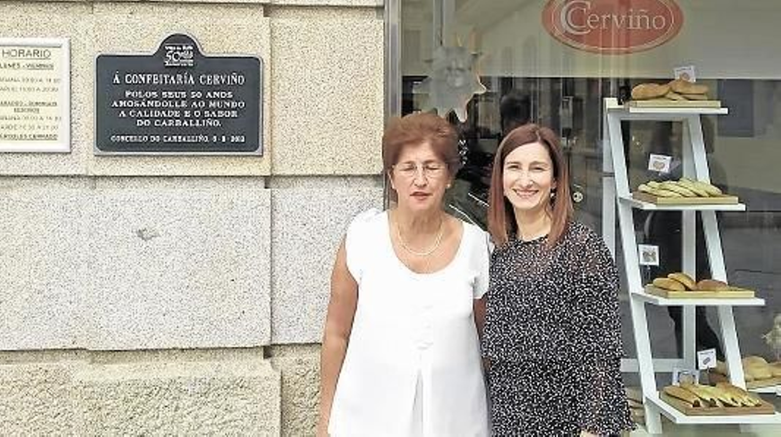 María José y Ana Cerviño, ante el escaparate de la pastelería.