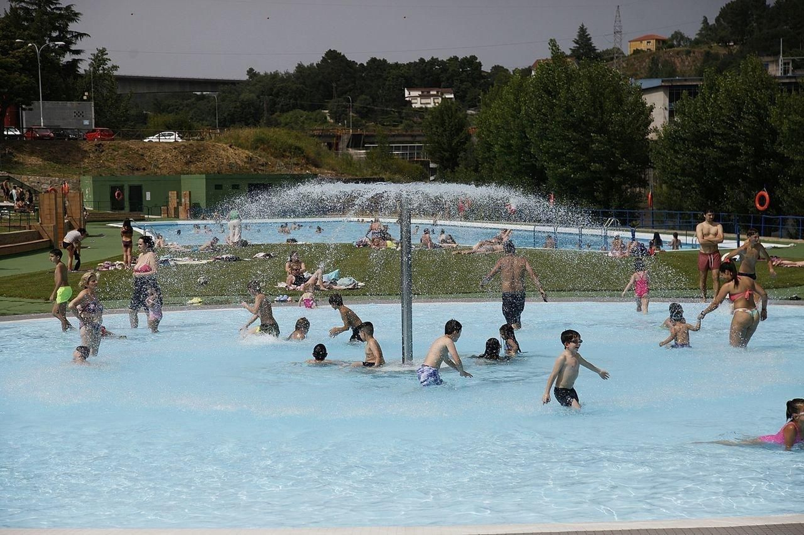 Los más pequeños se bañan en Oira