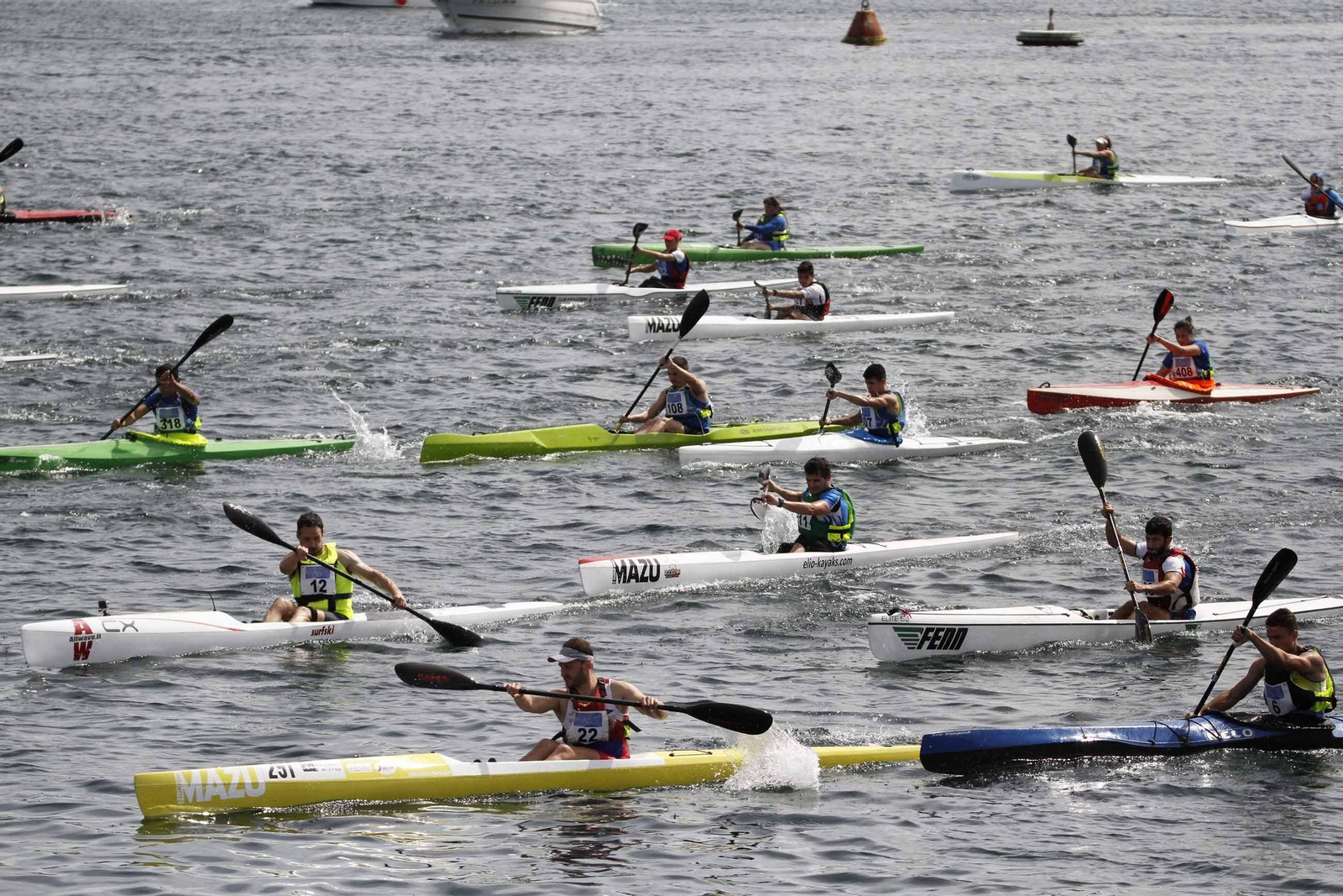 Unos 400 palistas participaron en la regata del Liceo de Bouzas.