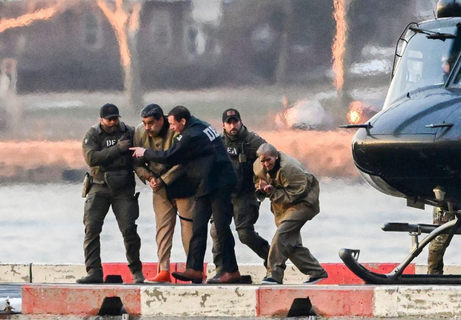 Nicolás Maduro, y su esposa, Cilia Flores, escoltados por agentes de la DEA hasta un tribunal de Nueva York.