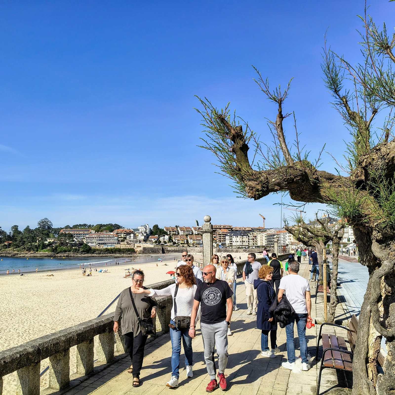 El Paseo de Silgar se llenó de visitantes durante todo el día de ayer animados por las altas temperaturas.