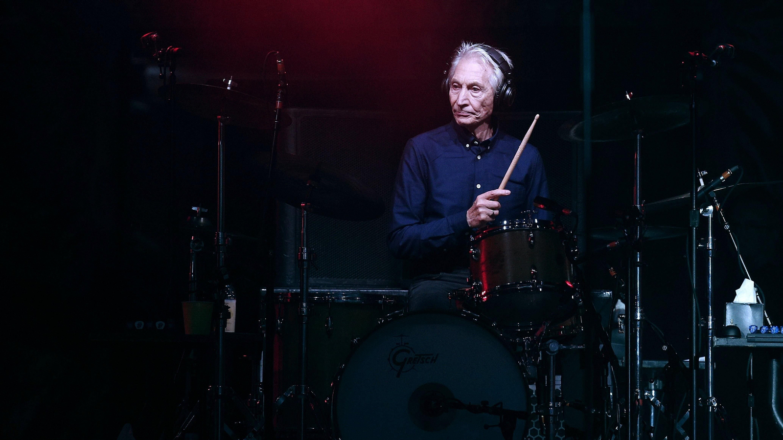 El baterista británico y miembro desde 1963 de la banda de rock The Rolling Stones, Charlie Watts, actúa durante un concierto.