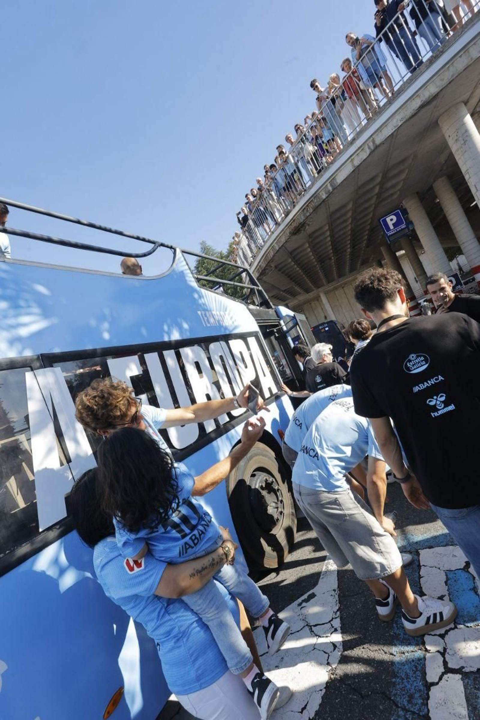 Galería | Fiesta celeste en Vigo por la vuelta del Celta a Europa