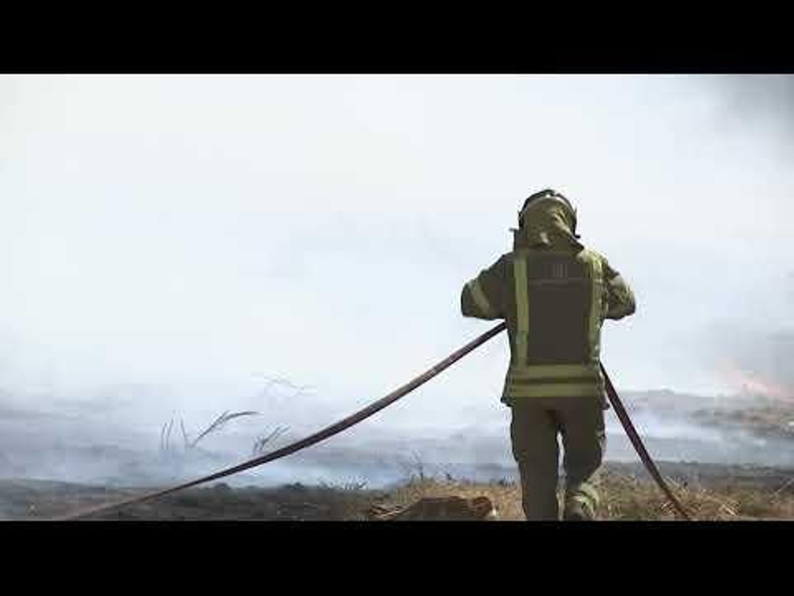 Un bombero forestal durante un incendio en Verín
