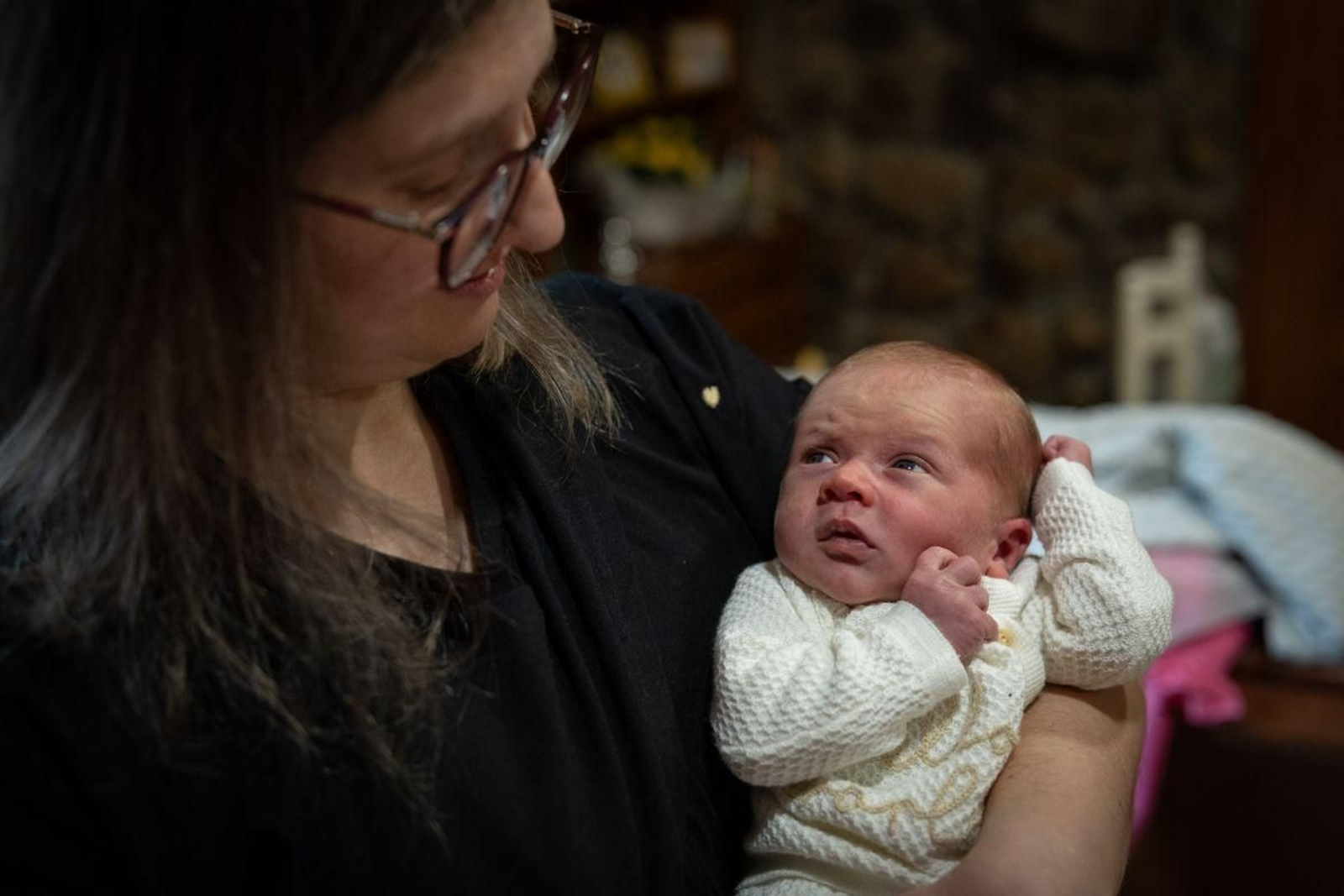Damián, en brazos de su madre.