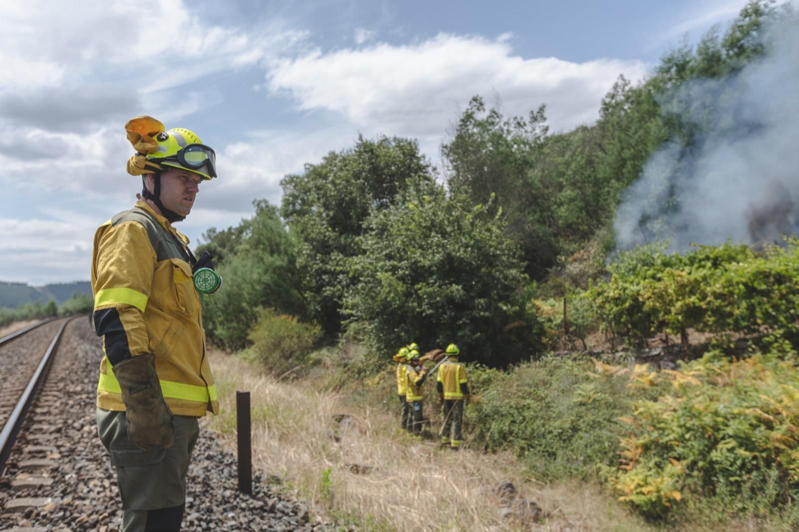 Galería | Los bomberos búlgaros trabajan en la extinción del incendio forestal de Untes, en fotos