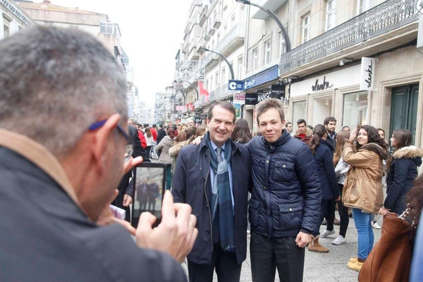 Caballero, haciéndose una foto con un joven "fan", ayer.