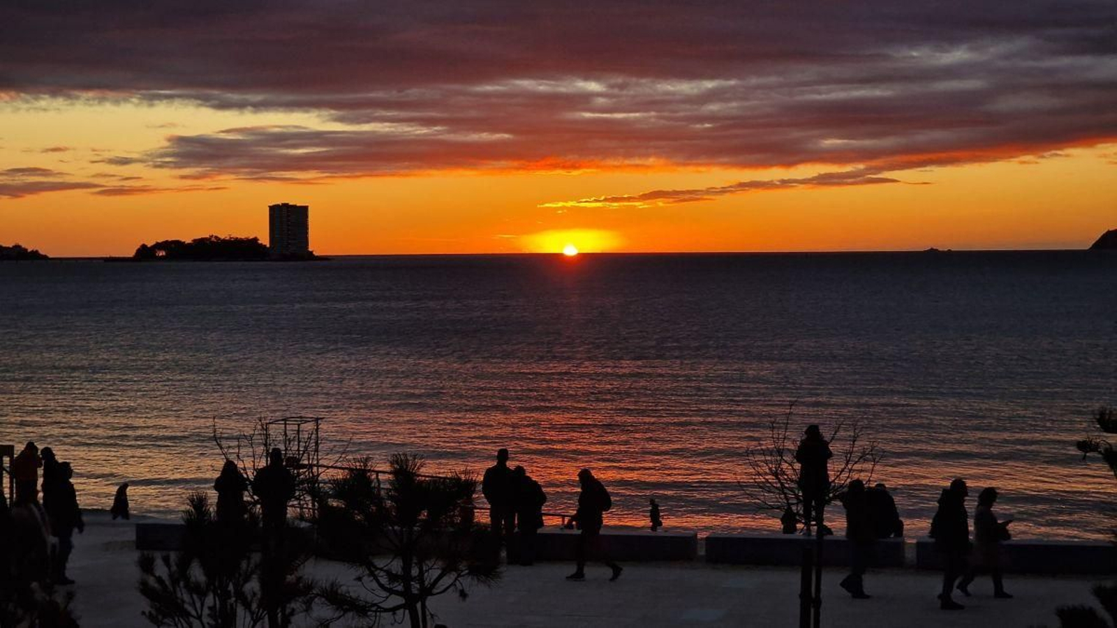 Muchos vigueses aprovecharon que salió el sol para acudir a Samil escapando del frío.