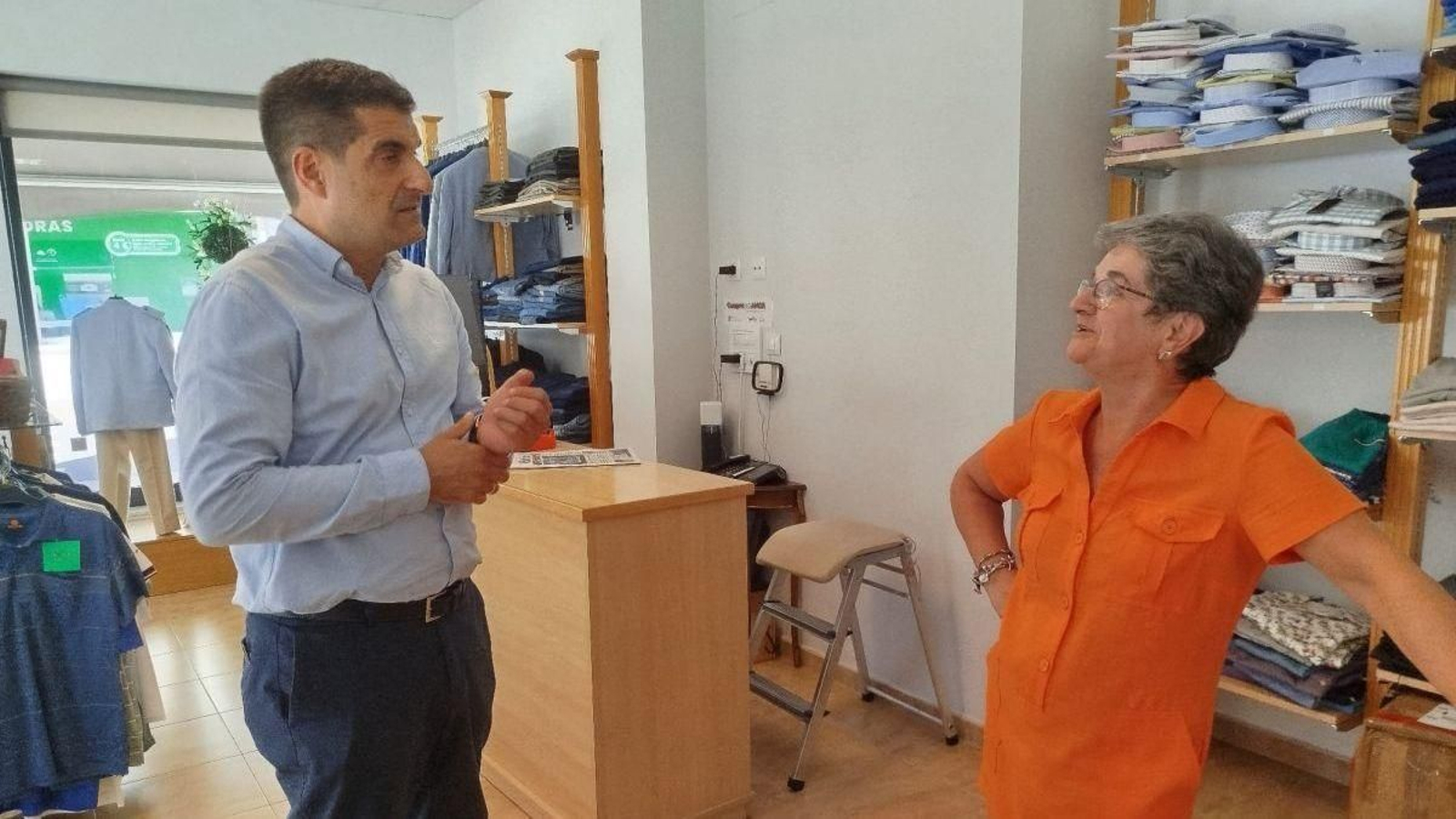 Gabriel Alén en uno de los establecimiento de Tomiño que visitó.