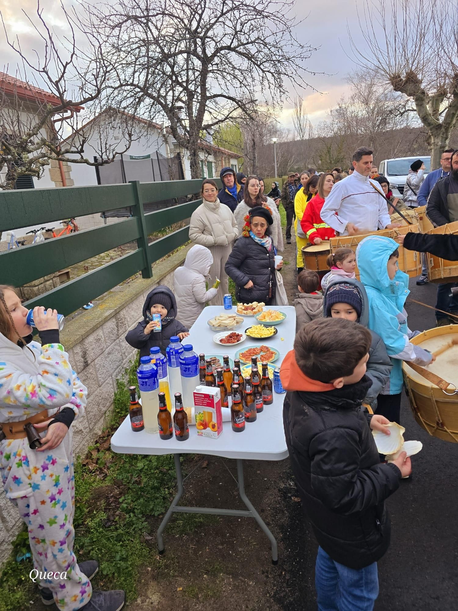 Galería | En Manzaneda, a ronda dos gusanitos é o día para os cativos
