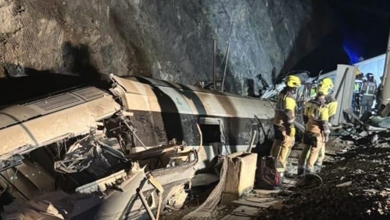 Vagones del tren Alvia tras el impacto con los vagones descarrilados del convoy Iryo.
