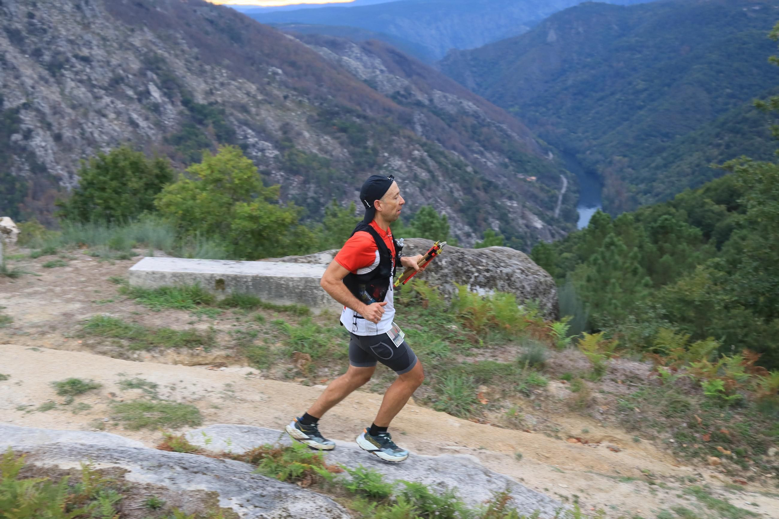 Galería | El Trail Ribeira Sacra cumple diez años y lo celebra entre montes y miradores, en fotos
