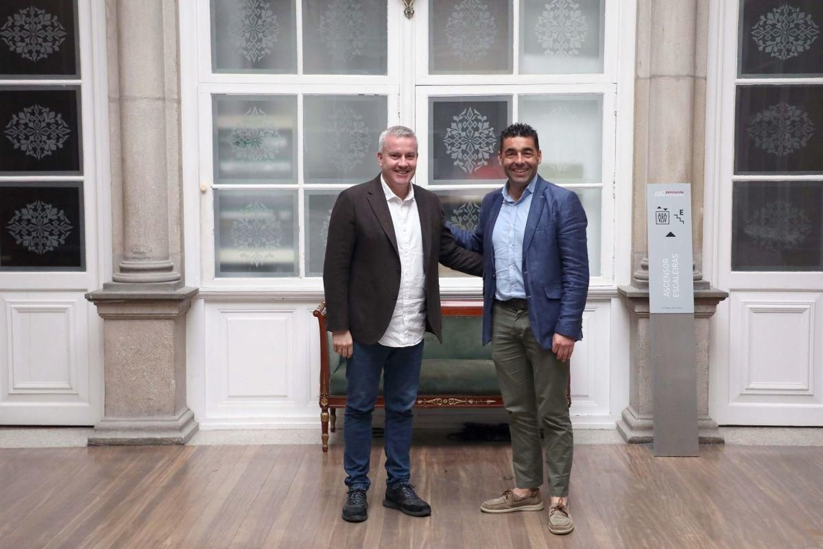 El alcalde, Luis Piña y el presidente provincial, Luis López, ayer en la Diputación de Pontevedra.