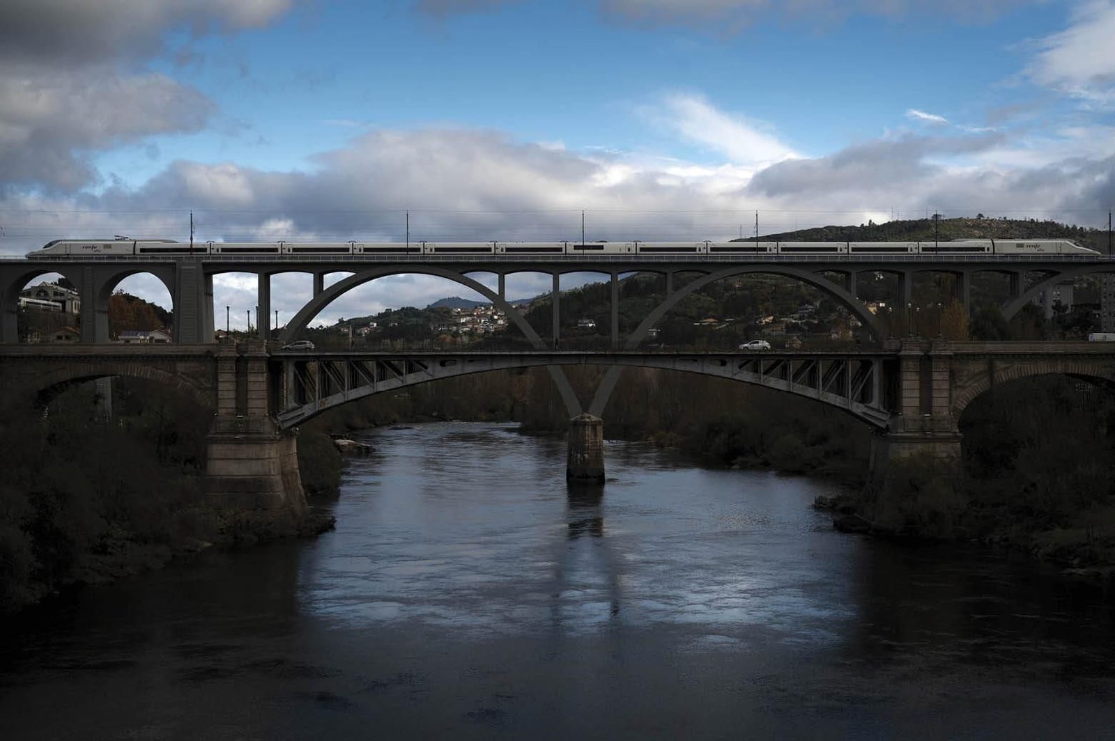 Momento histórico en que el primer AVE entra en Ourense cruzando el río Miño a través del viaducto que da acceso a la Estación  procedente de Madrid.