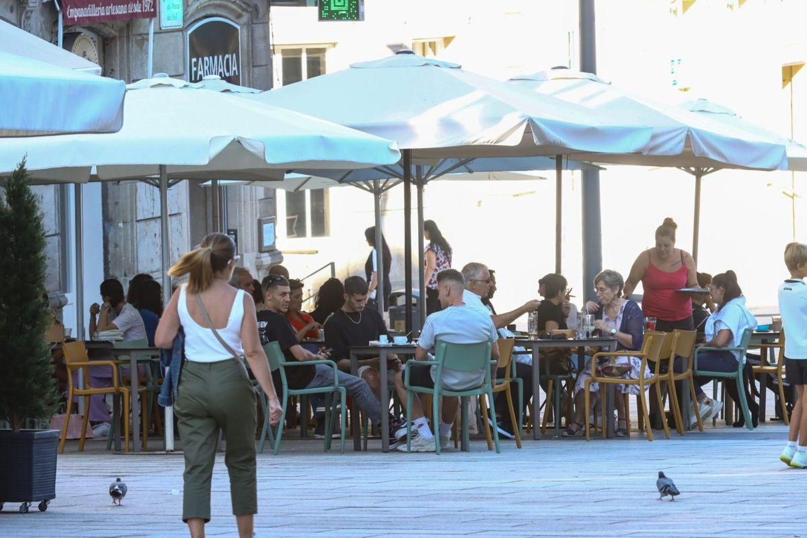 Una imagen clásica de este verano, con las terrazas llenas en toda la ciudad.