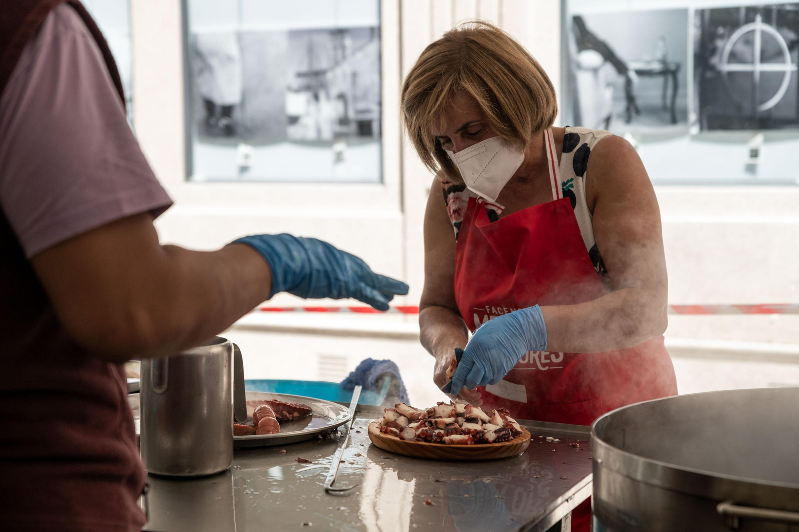 O CARBALLIÑO (RÚA ROSALÍA DE CASTRO). 08/08/2021. OURENSE. Centos de persoas inundan as rúas e as terrazas de O Carballiño para saborear o pulpo na 59 edición da Festa do Pulpo, celebración atípica sen actividades no parque municipal para cumprir os protocolos anticovid. FOTO: ÓSCAR PINAL