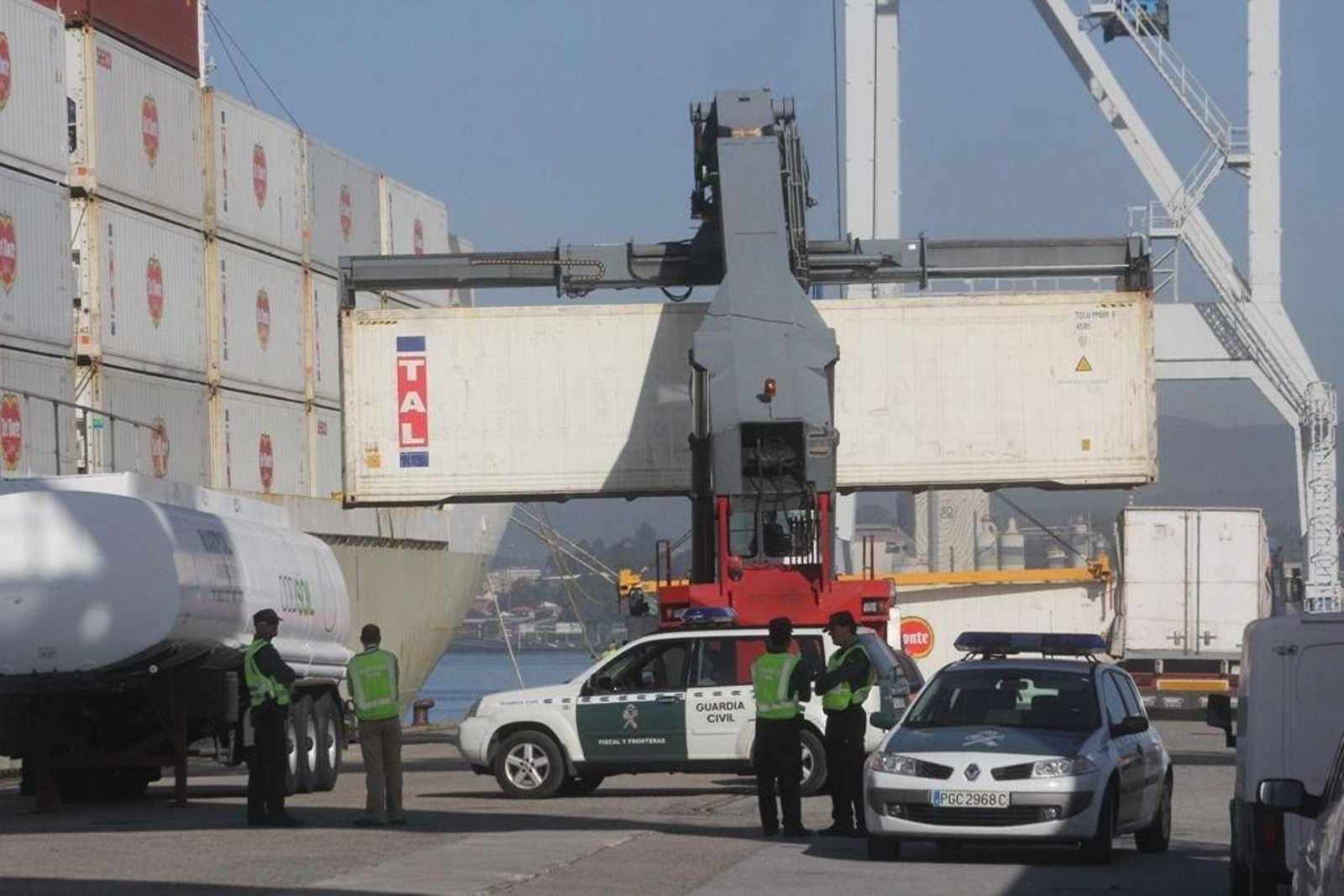 Entre cuatro y seis personas fueron detenidas en una operación de la Guardia Civil  contra el narcotráfico desarrollada ayer en el puerto de Marín  Fueron incautados 54 kilos de cocaína ocultos entre la  fruta en el portacontenedores "Star Pride"