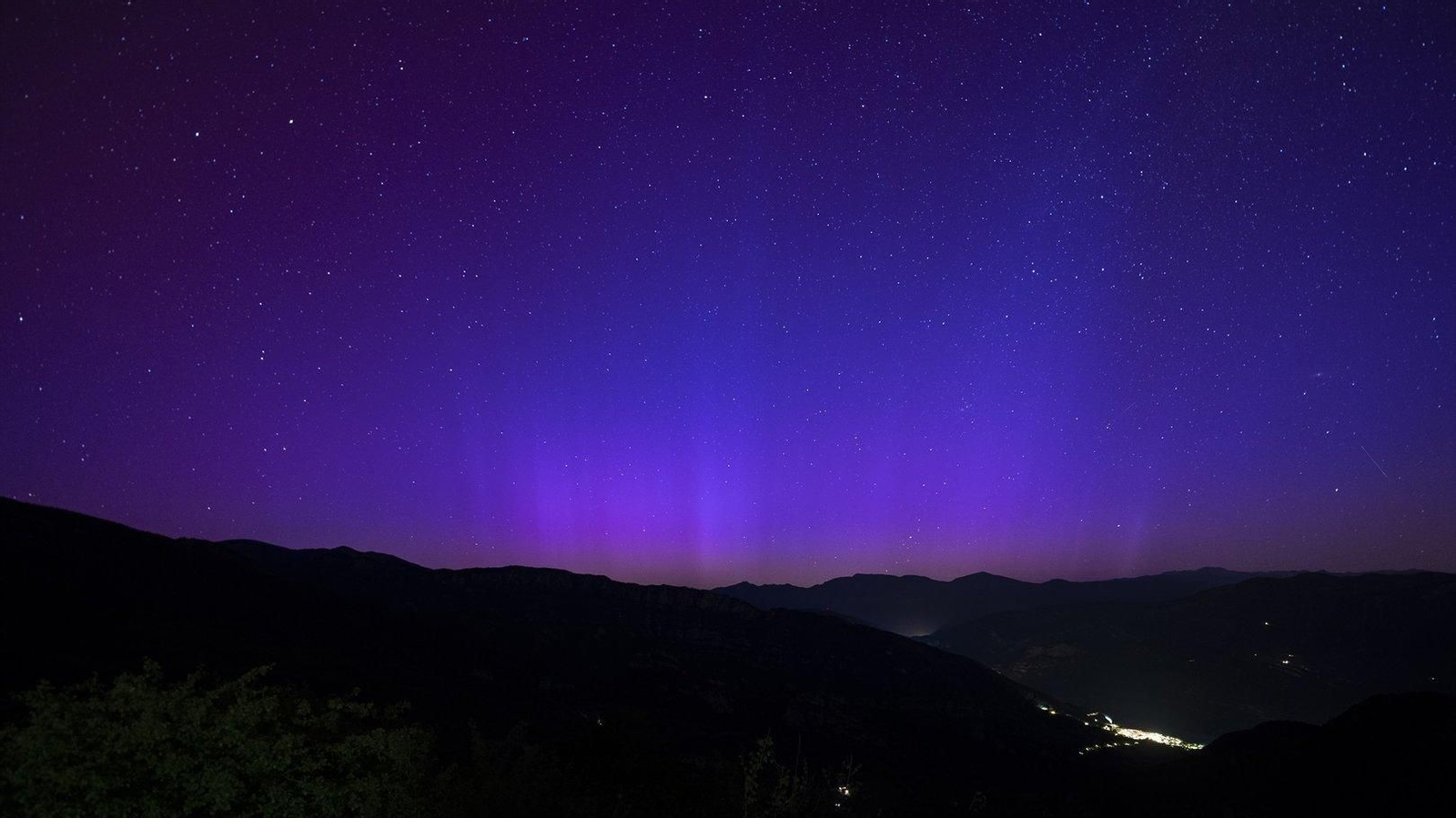Aurora boreal desde el Mirador de la Figuerassa, en Cataluña. // E.P.