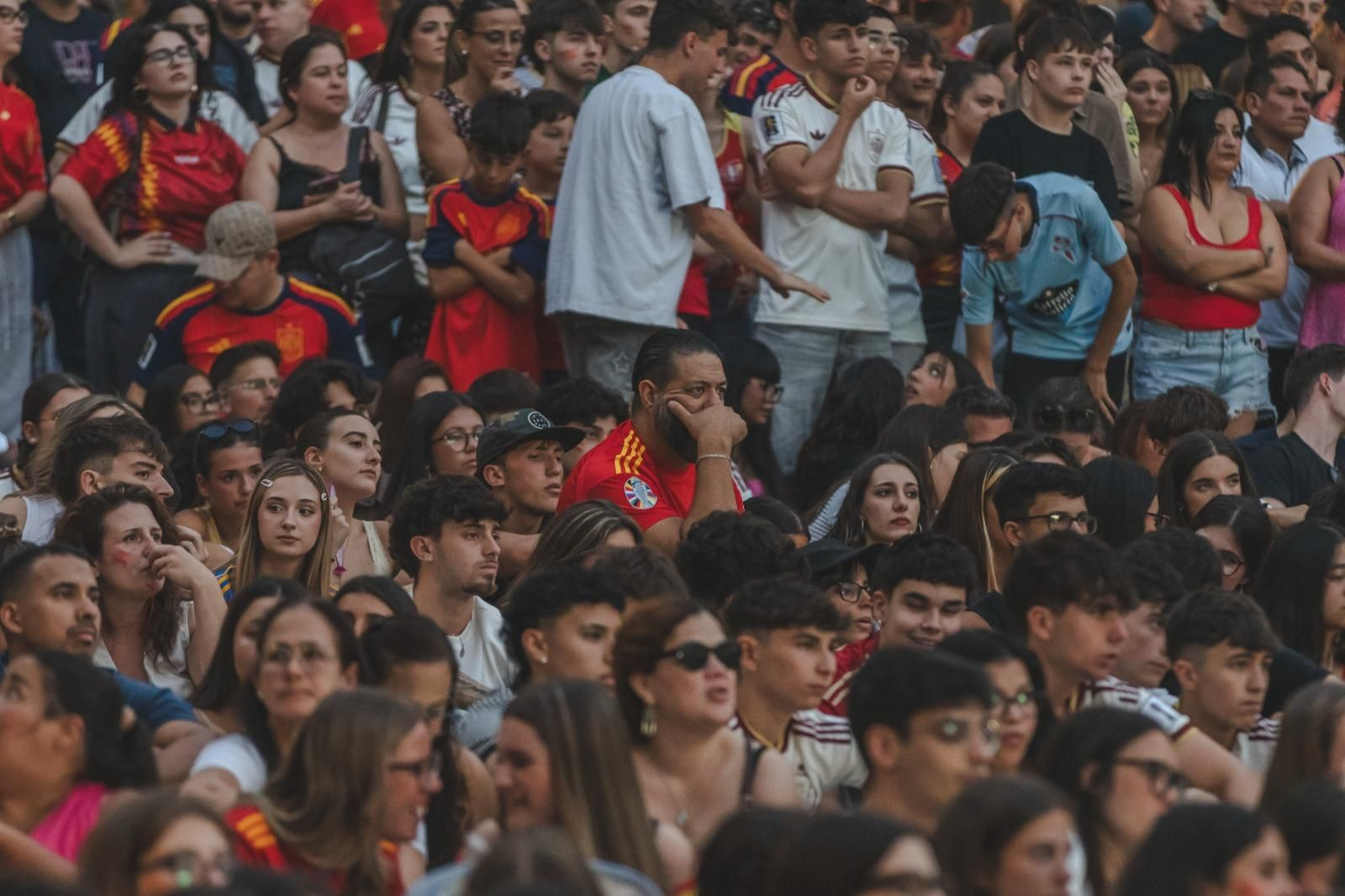 Galería | Camisetas, banderas y las calles de Ourense llenas de emoción por ver a España jugar los cuartos de final, en fotos
