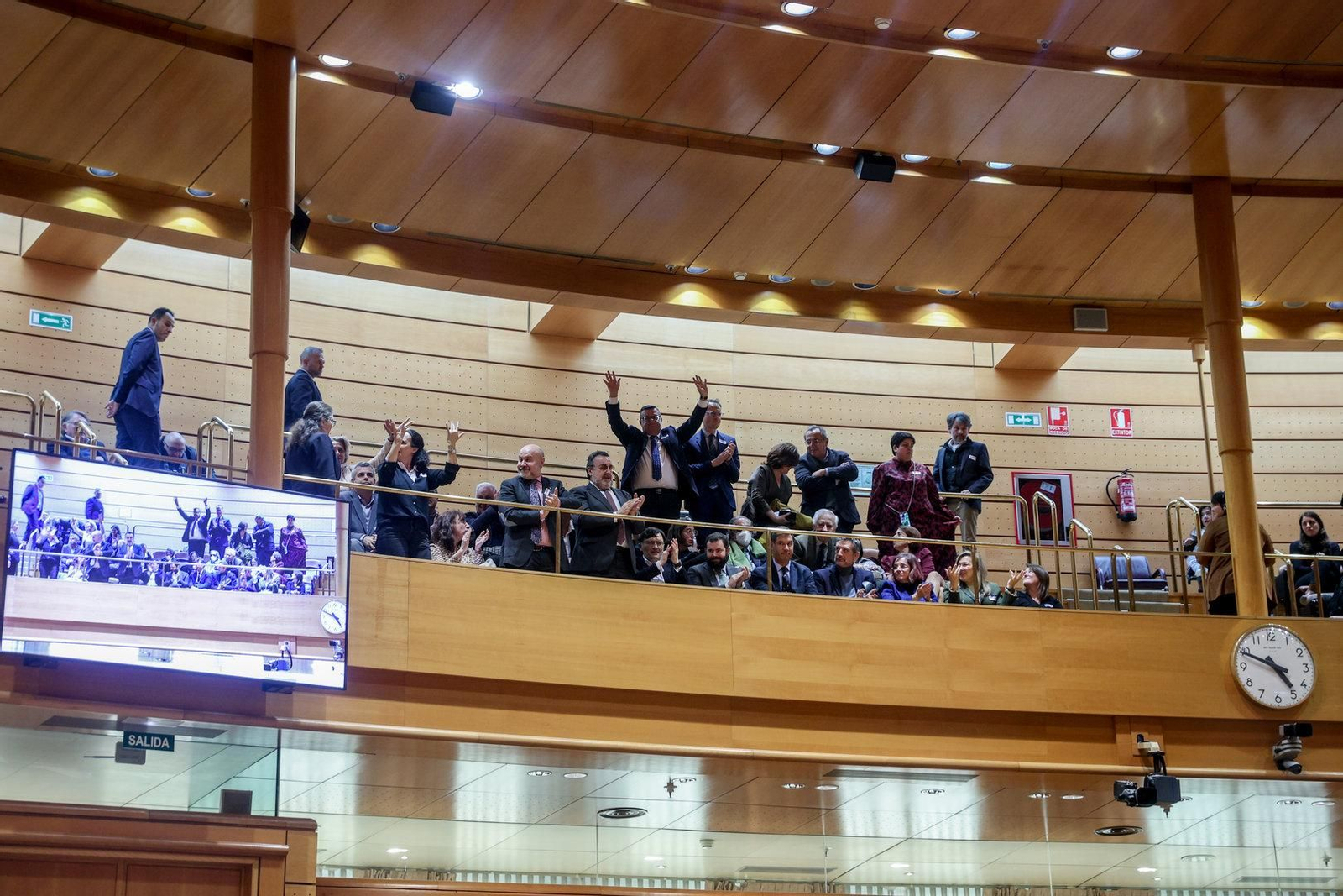 El presidente del Comité Paralímpico Español (CPE), Miguel Carballeda y otras asociaciones celebran el resultado de la votación en el Congreso.