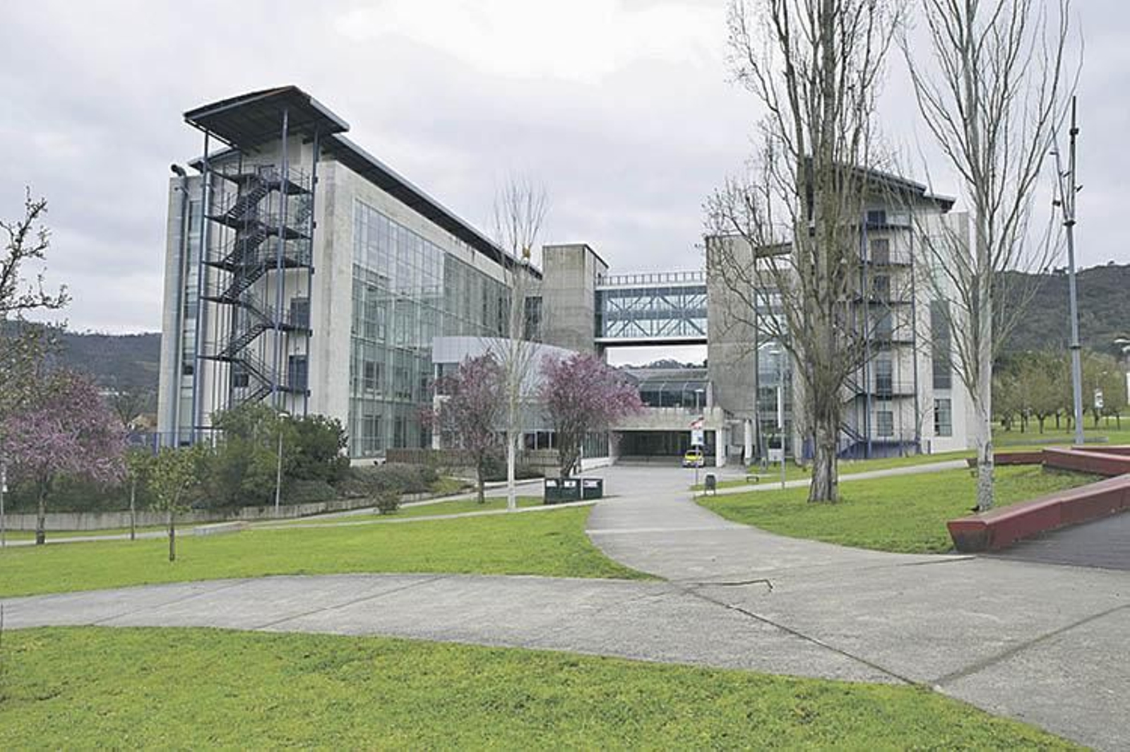 Exteriores de la Facultad de Turismo y Empresariales. Foto: MARTIÑO PINAL