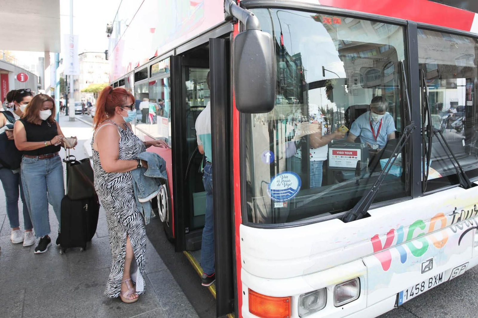 Pasajeros accediendo ayer al bus turístico que continuará hasta el 30 de septiembre recorriendo Vigo.