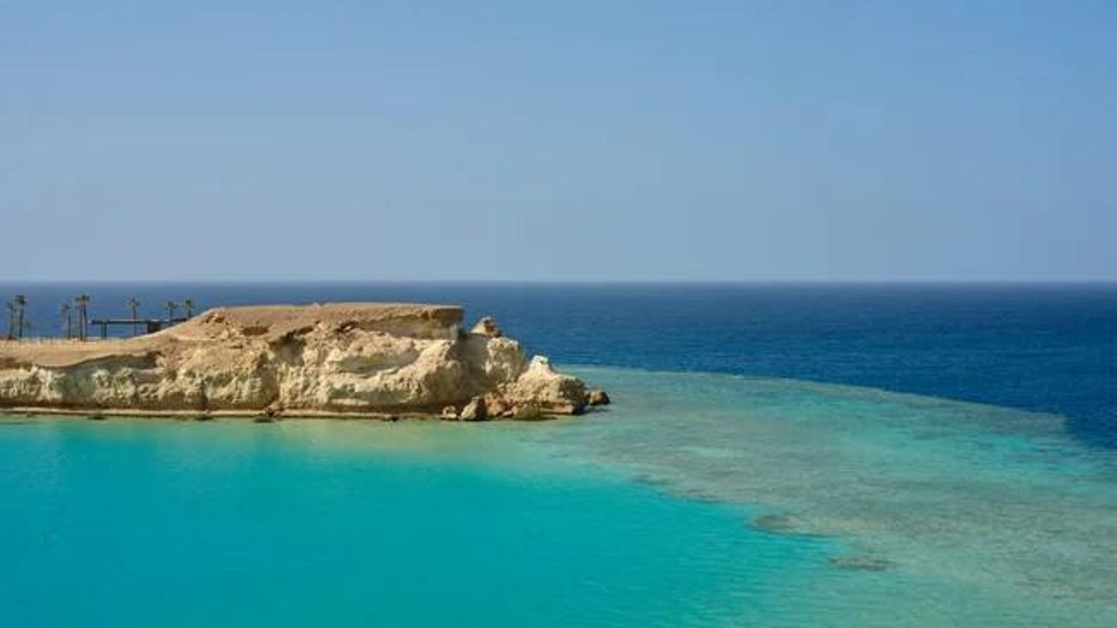 Laguna junto al nuevo desarrollo en Arabia Saudí