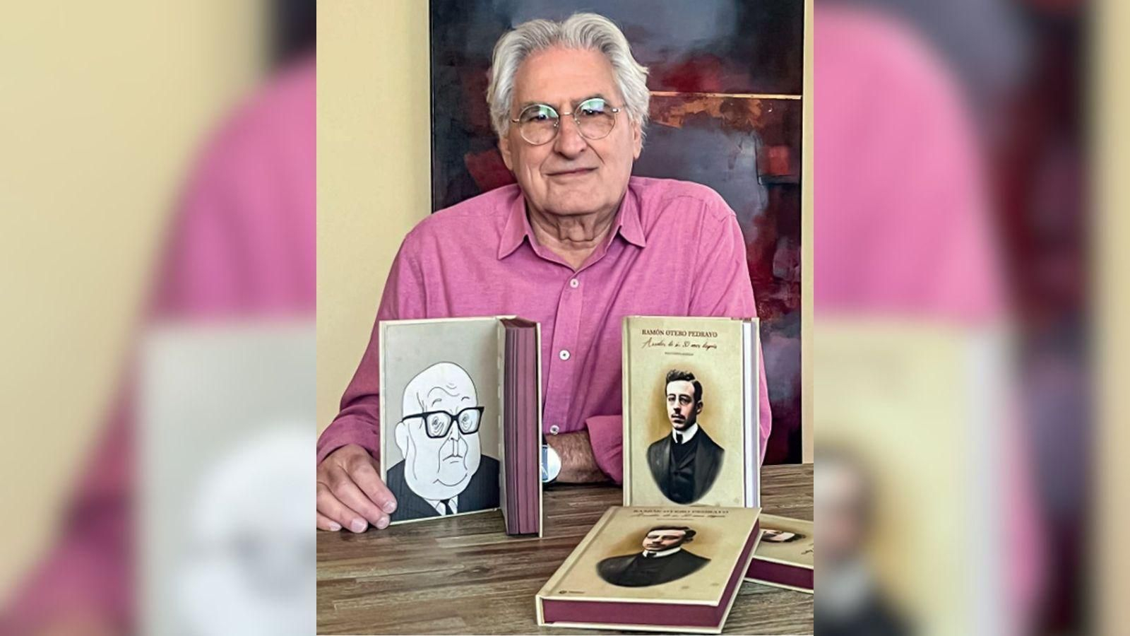 Paco López xunto ás obras.