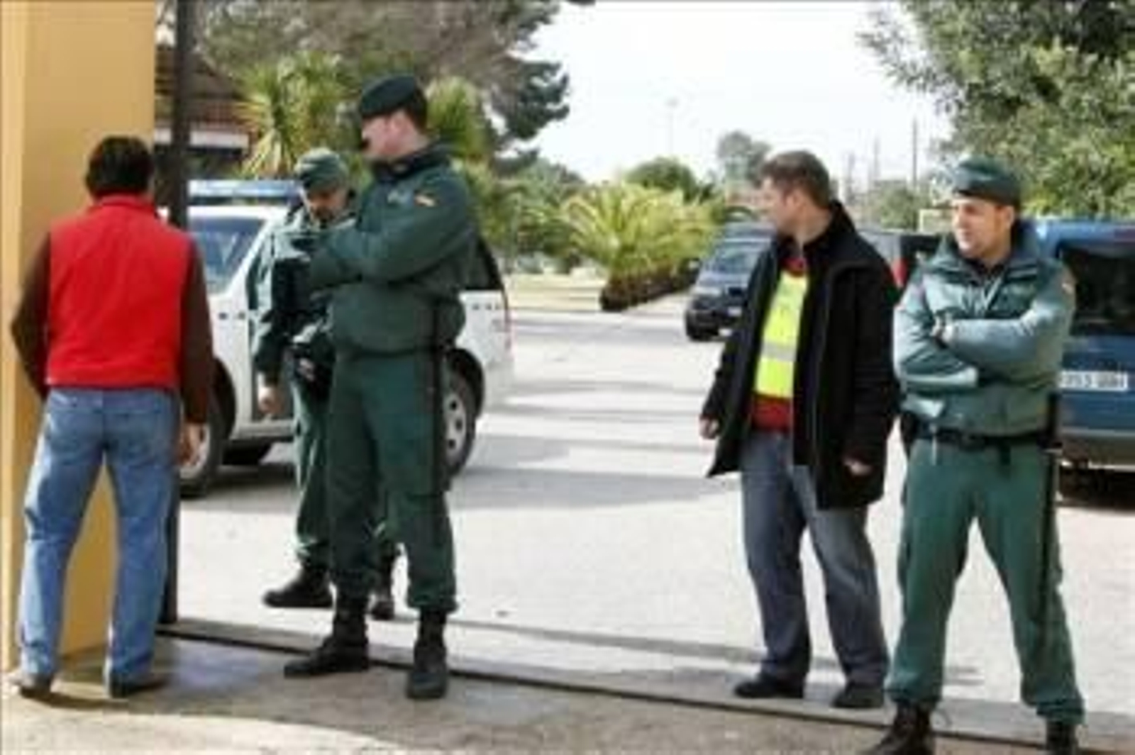 Agentes de la Guardia Civil, custodiando la finca 'El Toro' propiedad del torero retirado Juan Pedro Galán. (Foto: JARO MUÑOZ)