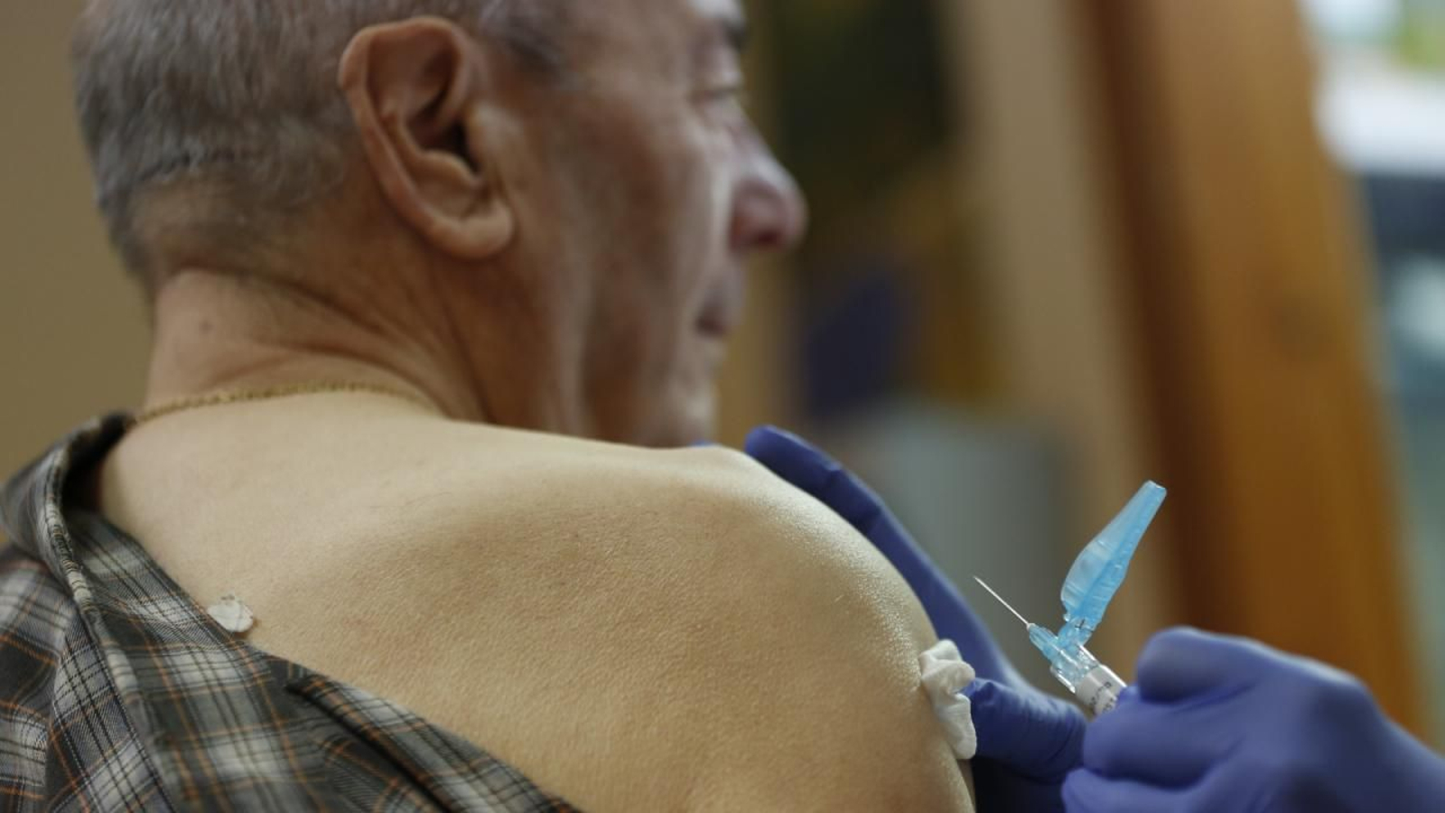 Inicio de la campaña de vacunación contra la gripe en el centro de salud de A Cuña. Imagen de archivo: XESÚS FARIÑAS