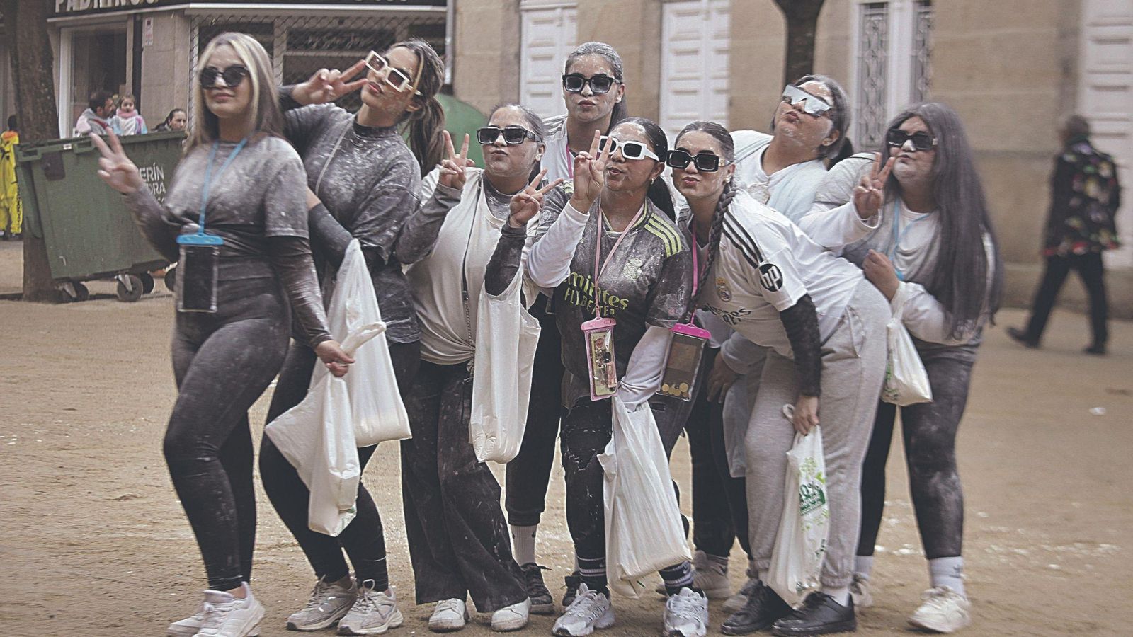 Enfariñadas, si, pero sempre hai tempo para posar coas amigas.