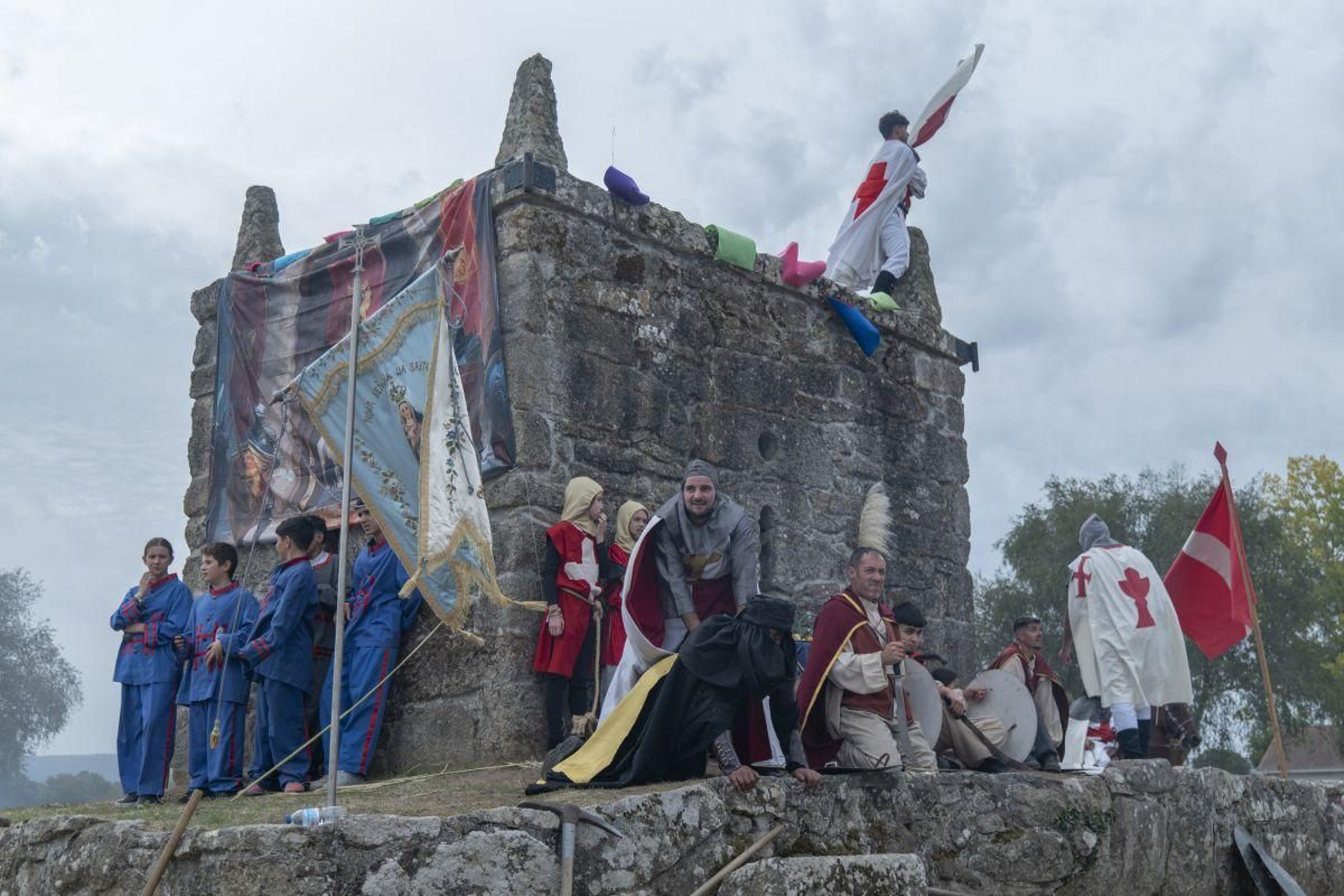 Las tropas cristianas fueron implacables un año más y, con la intercesión de la Virxe da Mercé, recobraron el castillo del control sarraceno.