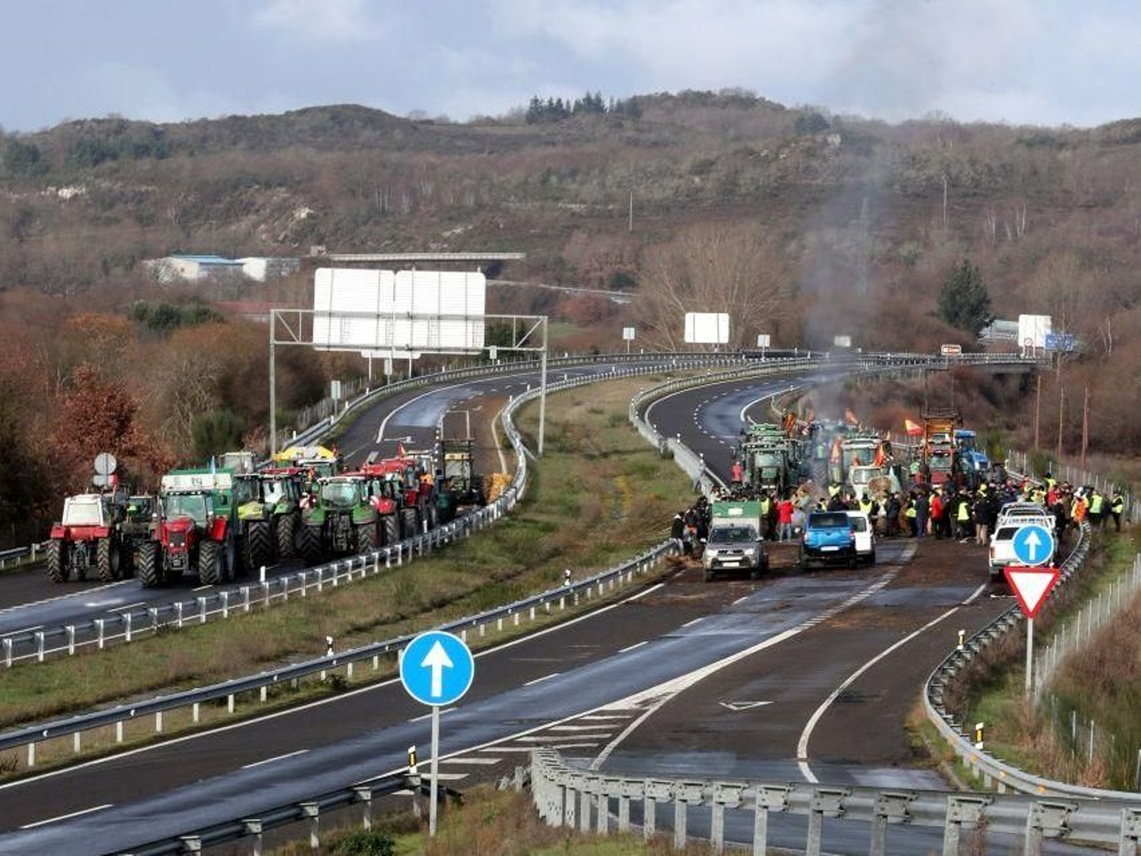 Decenas de tractores cortan ambos sentidos de la A-52.