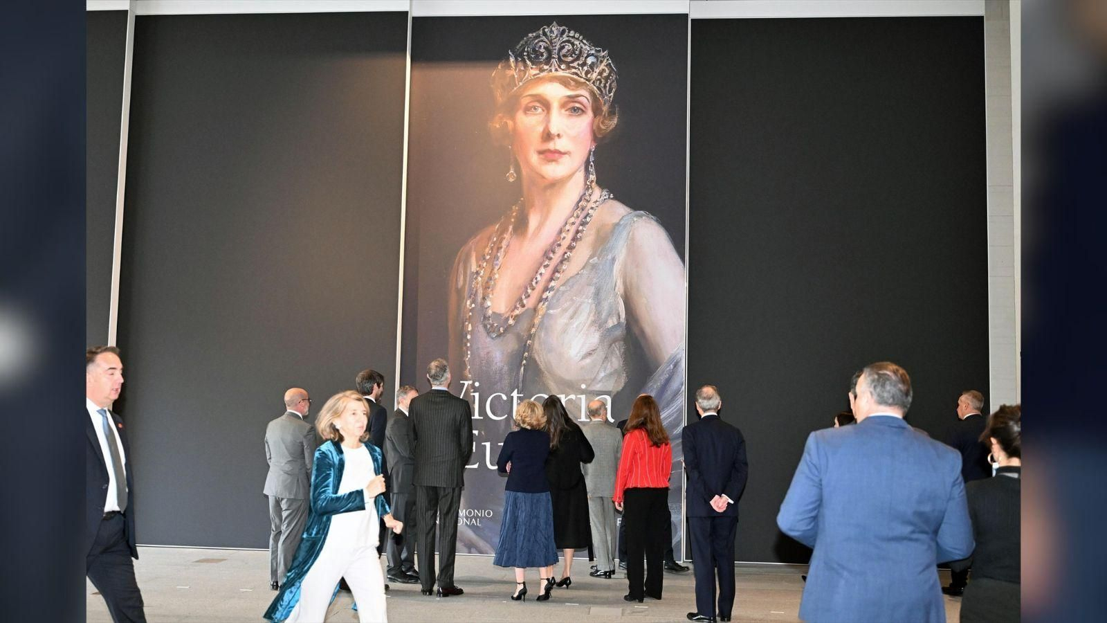 Los reyes de España observan una imagen durante la inauguración de la muestra sobre la reina Victoria Eugenia