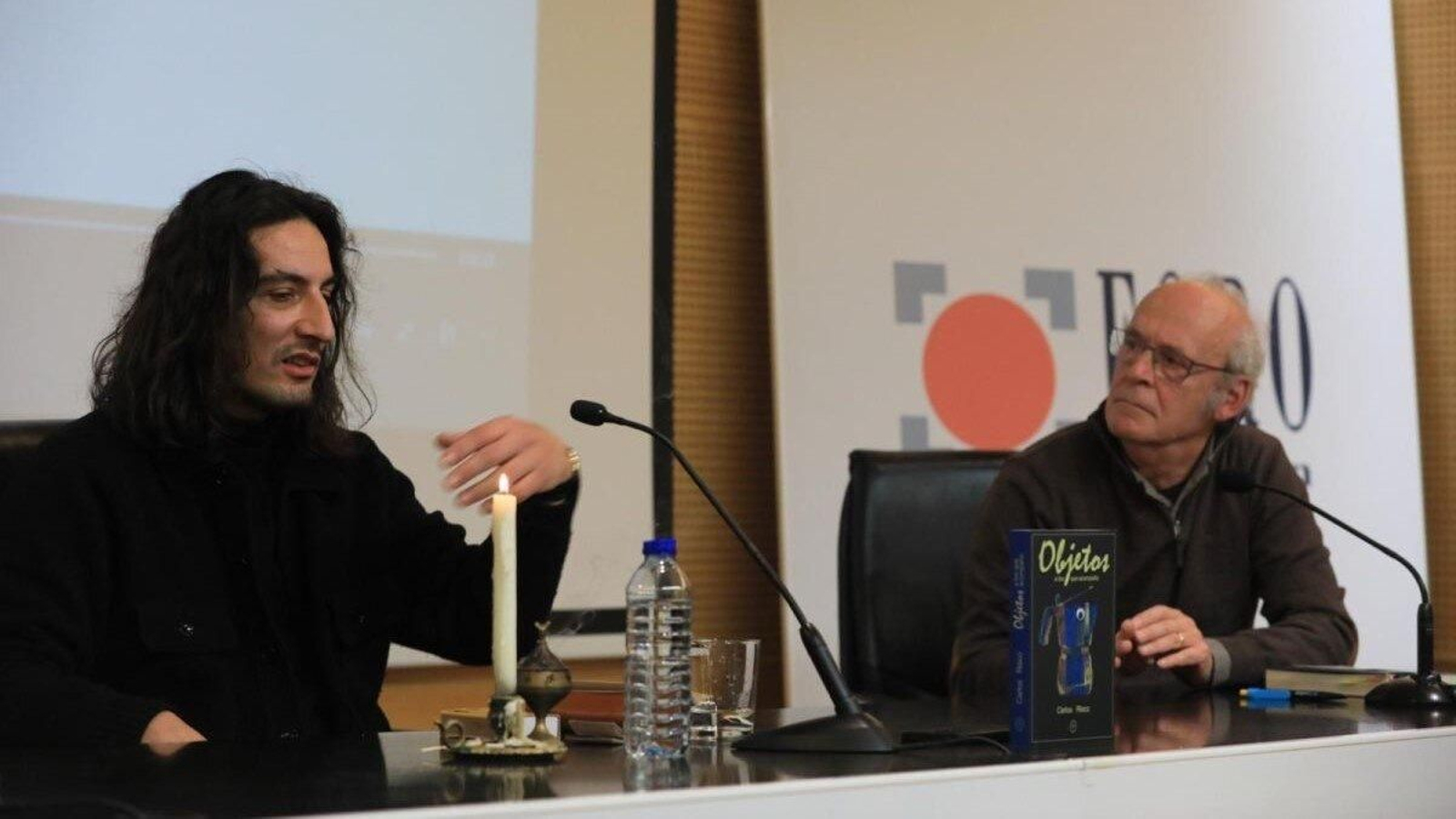 Carlos Risco, con la vela encendida, y Luis Carlos de la Peña, que introdujo al invitado del Foro.