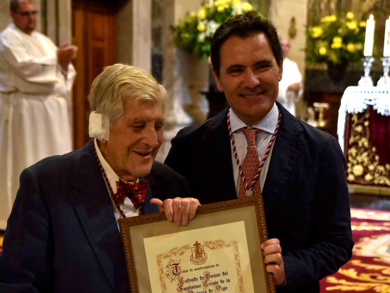 Manuel Sanjurjo Blein, recibiendo la distinción de cofrade de honor en agosto de 2025, de  manos de su sobrino Carlos Borrás.