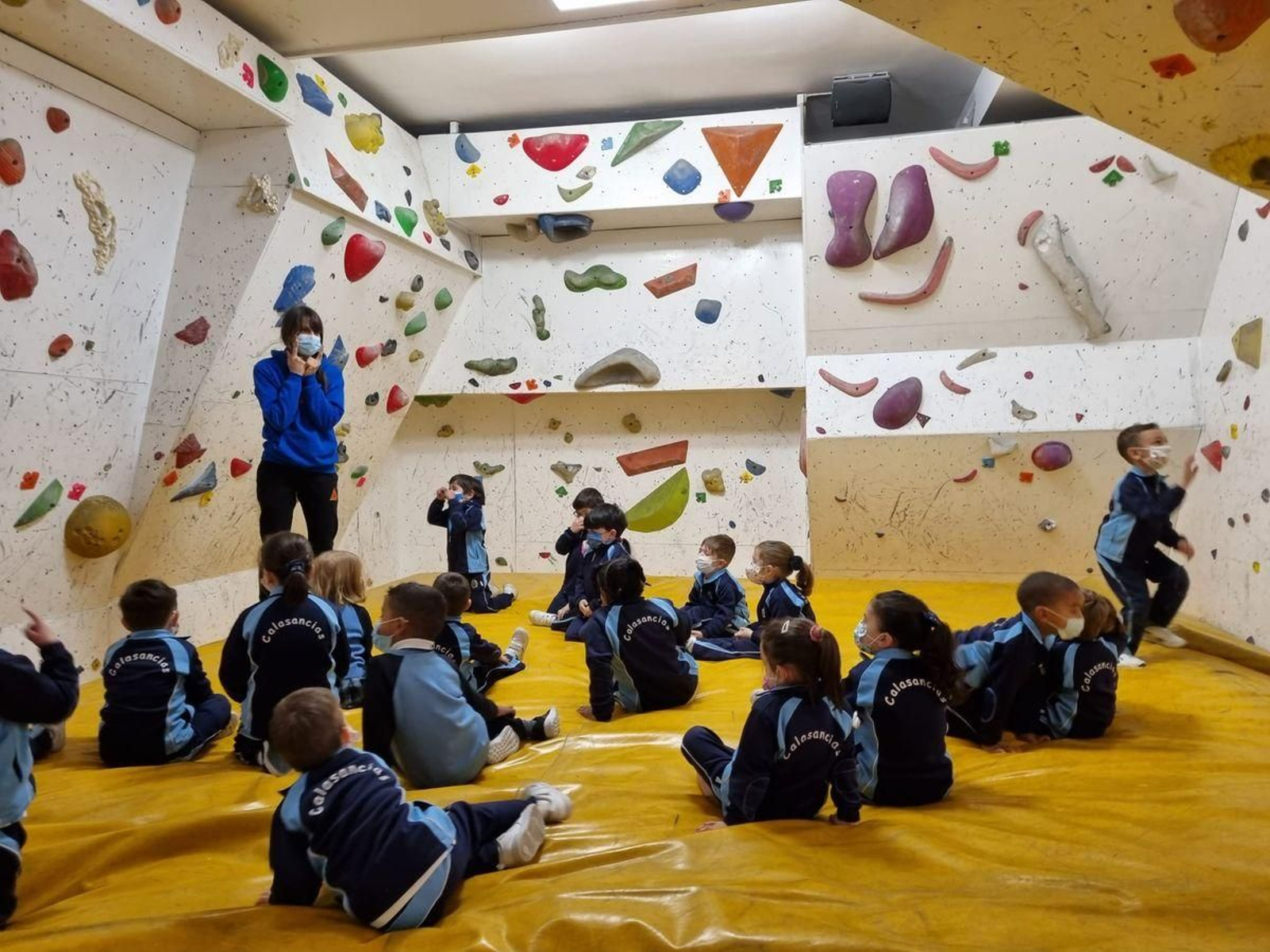 De visita en la sala de la Asociación de Escaladores Ourensáns.